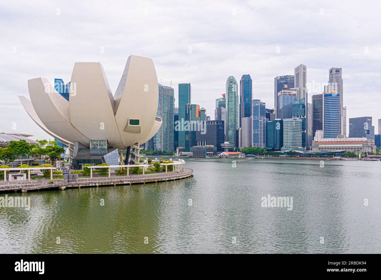 Le front de mer autour de Marina Bay, y compris le CBD et ArtSciience Museum Marina Bay, Singapour Banque D'Images