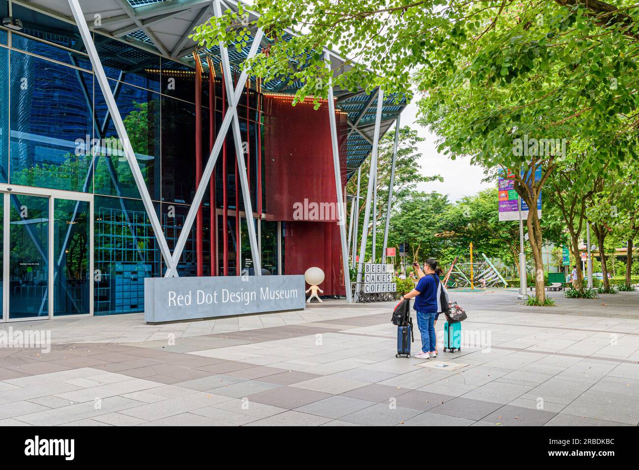 Touristes devant le Red Dot Design Museum, Marina Bay Waterfront Promenade, Singapour Banque D'Images