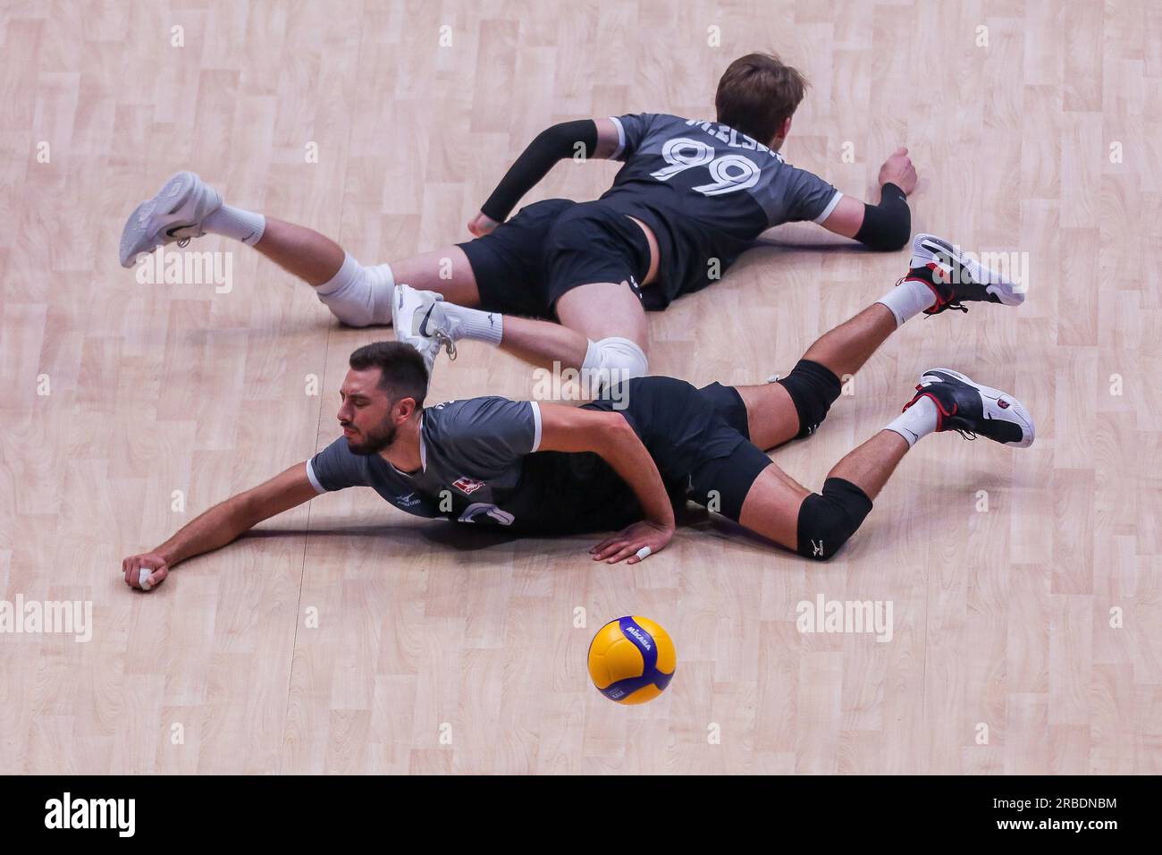 Pasay City, Philippines. 9 juillet 2023. Mathias Elser (en haut) et Ryan Joseph Sclater (en bas), du Canada, concourent dans le match de la poule 6 entre la Chine et le Canada à la Ligue des nations de volleyball masculin à Pasay City, aux Philippines, le 9 juillet 2023. Crédit : Rouelle Umali/Xinhua/Alamy Live News Banque D'Images