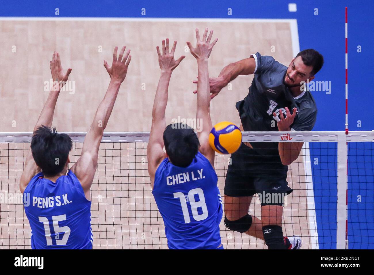 Pasay City, Philippines. 9 juillet 2023. Ryan Joseph Sclater (R), du Canada, affronte des joueurs de la Chine lors du match de la poule 6 entre la Chine et le Canada à la Ligue des nations de volleyball masculin à Pasay City, aux Philippines, le 9 juillet 2023. Crédit : Rouelle Umali/Xinhua/Alamy Live News Banque D'Images