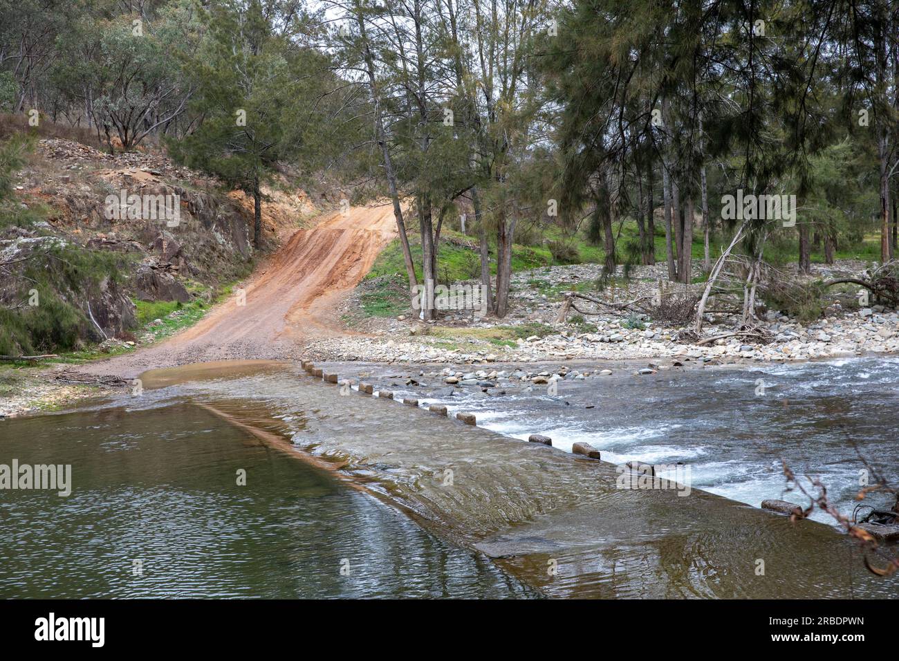 Traversée de la rivière Macquarie sur la piste de Hill End Bridle, Nouvelle-Galles du Sud, Australie Banque D'Images