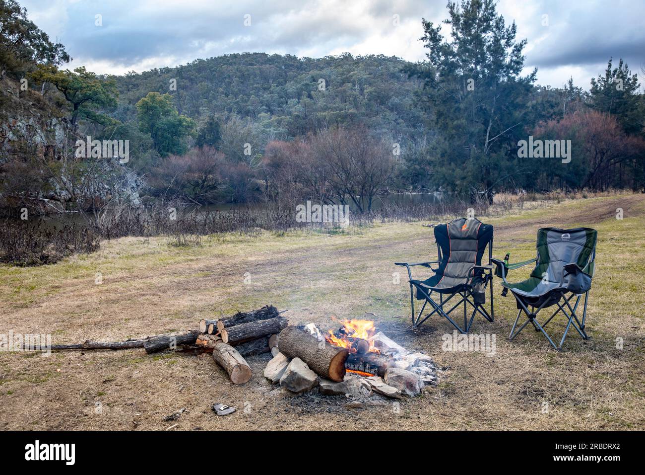 Feu de camp et chaises de camping à côté de la rivière Macquarie sur Hill End à Bathurst Bridle Track, Nouvelle-Galles du Sud, Australie Banque D'Images
