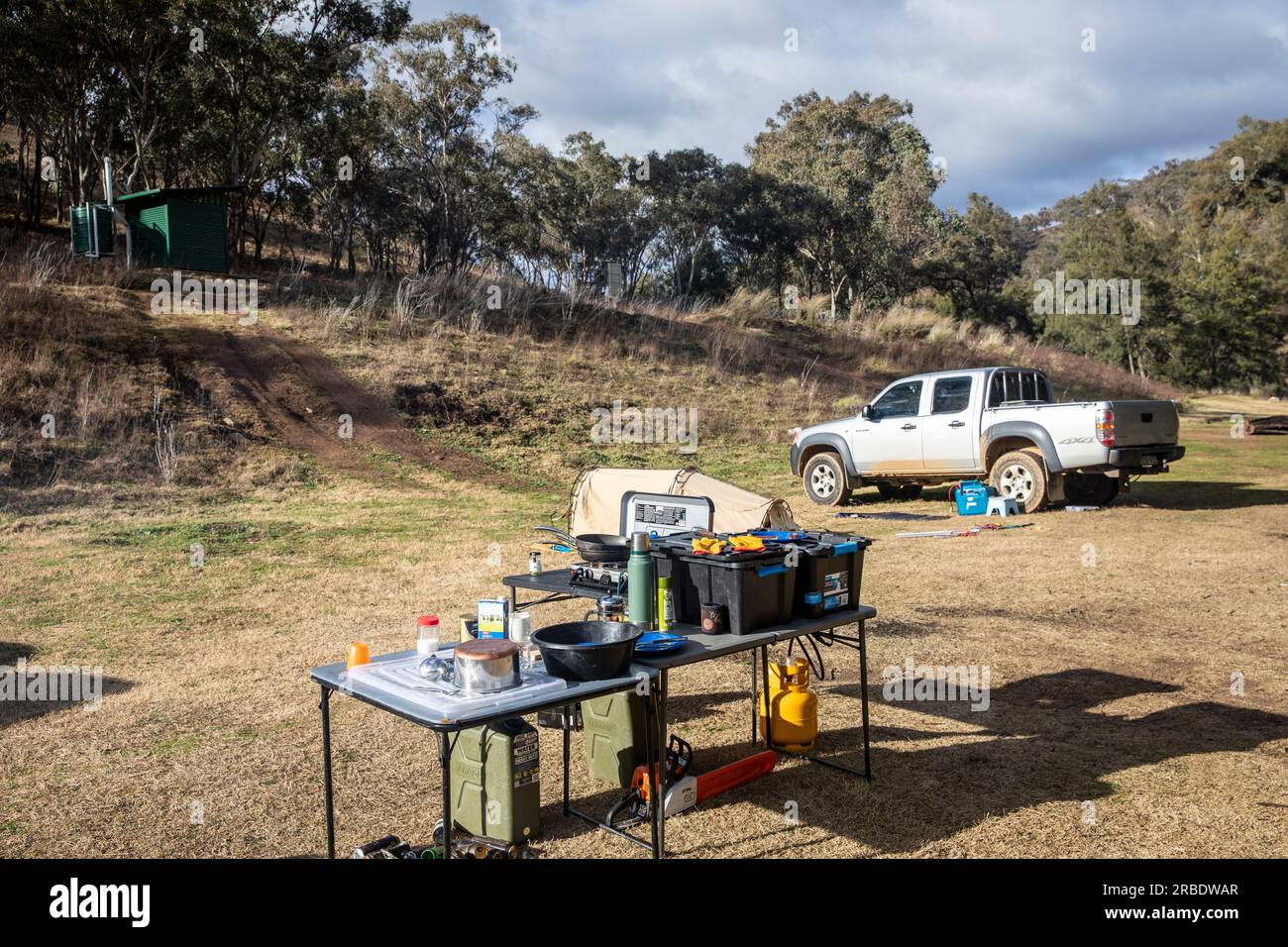 Australie Camping dans la brousse à Randwick Hole Reserve à côté de la piste Hill End Bridle, camping avec véhicule 4x4 et cuisine de camp, Nouvelle-Galles du Sud, Australie Banque D'Images