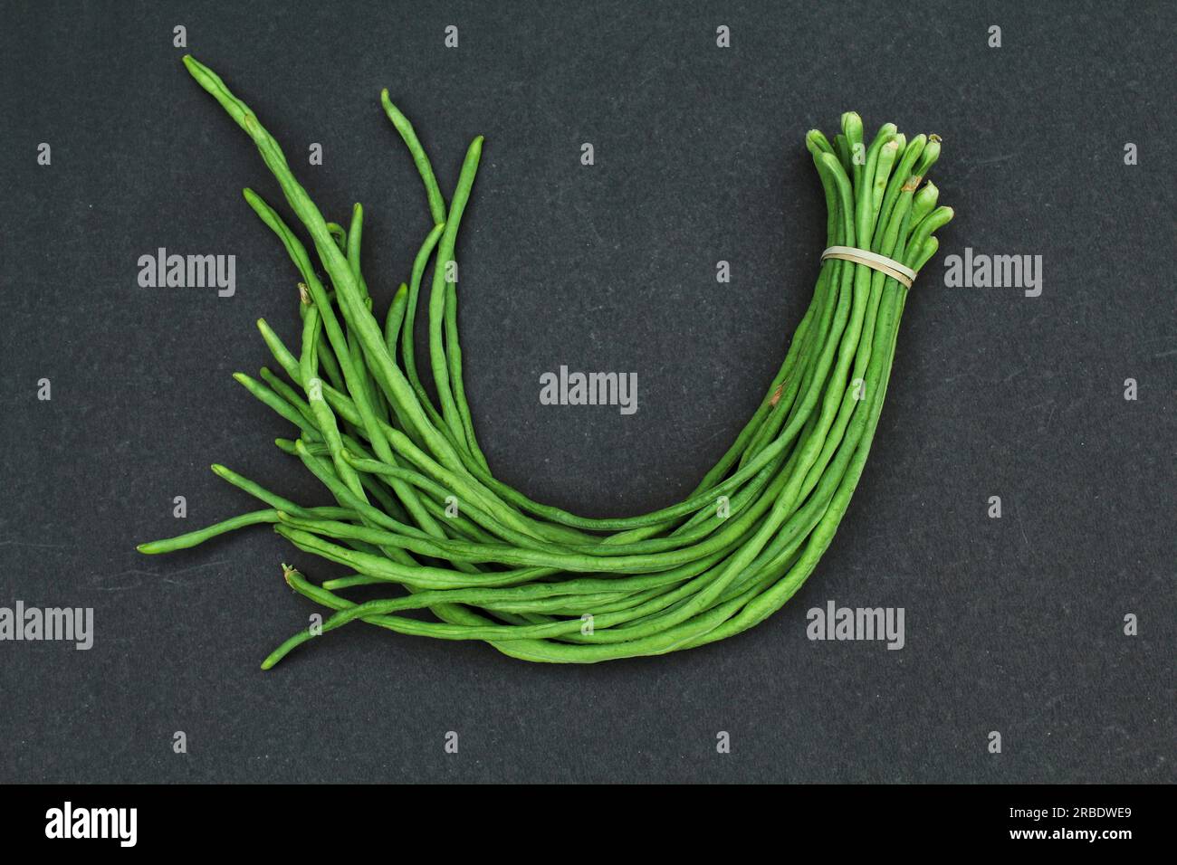 Haricot Yardlong ou haricots longs sur fond noir vue de dessus Banque D'Images
