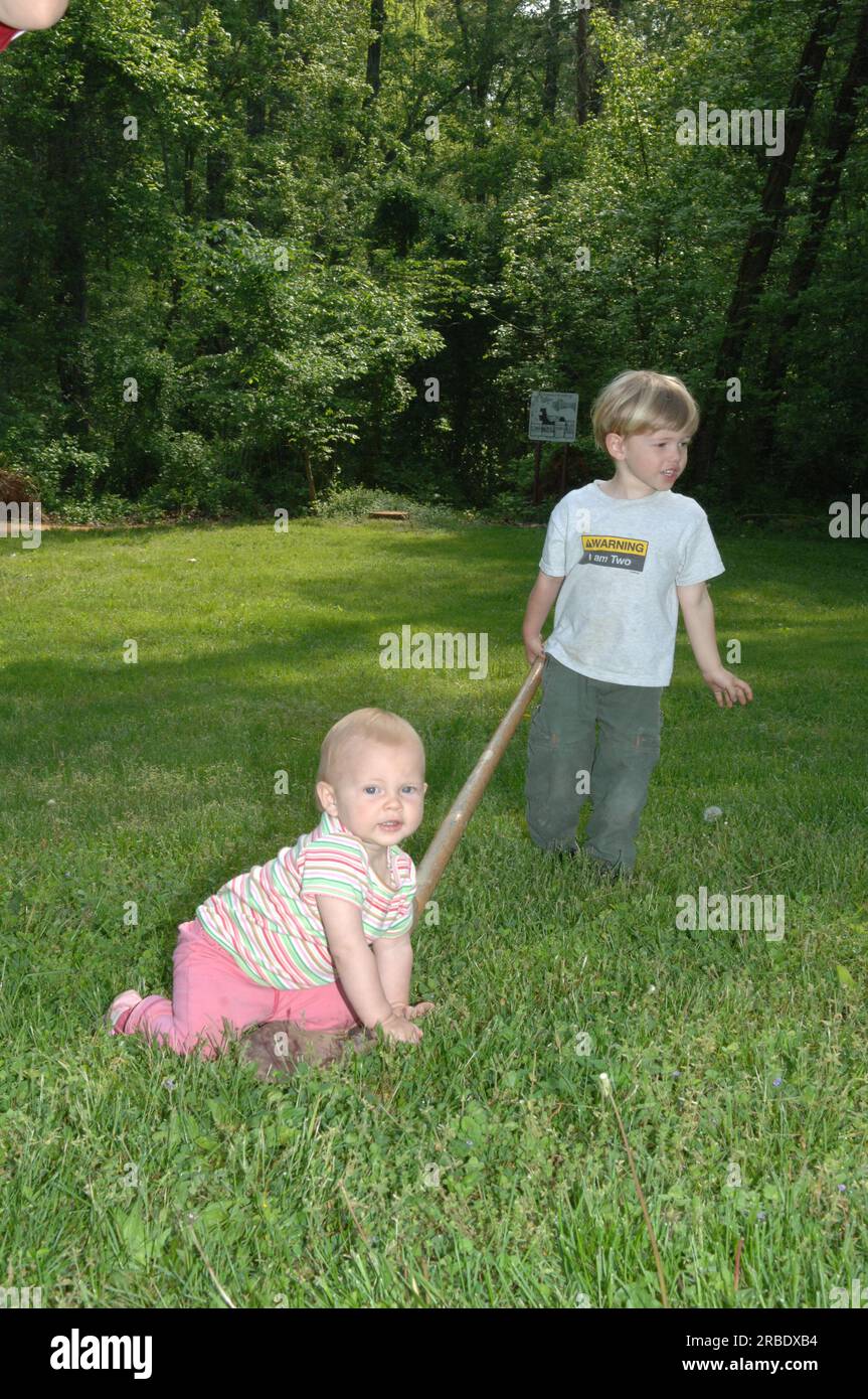 Les activités de nettoyage des Journées de la fierté du canal de Chesapeake et de l’Ohio (C and O), coparrainées par le Parc historique national du canal C and O et le C and O Canal Historical Trust, avec la secrétaire adjointe P. Lynn Scarlett, la directrice de Take Pride in America, Katie Loovis, Et d'autres membres du personnel de l'intérieur sur place pour rejoindre les volontaires travaillant le long du chemin de halage C et O et de la rivière Potomac à Washington, DC et Maryland Banque D'Images