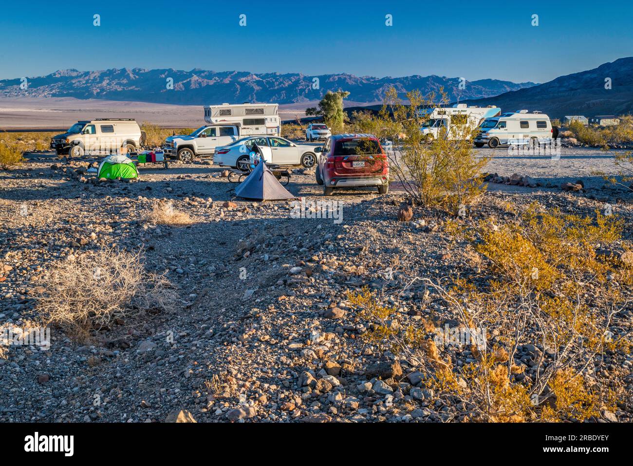 Emigrant Campground, Amargosa Range in distance, lever du soleil, Parc national de la Vallée de la mort, Californie, États-Unis Banque D'Images