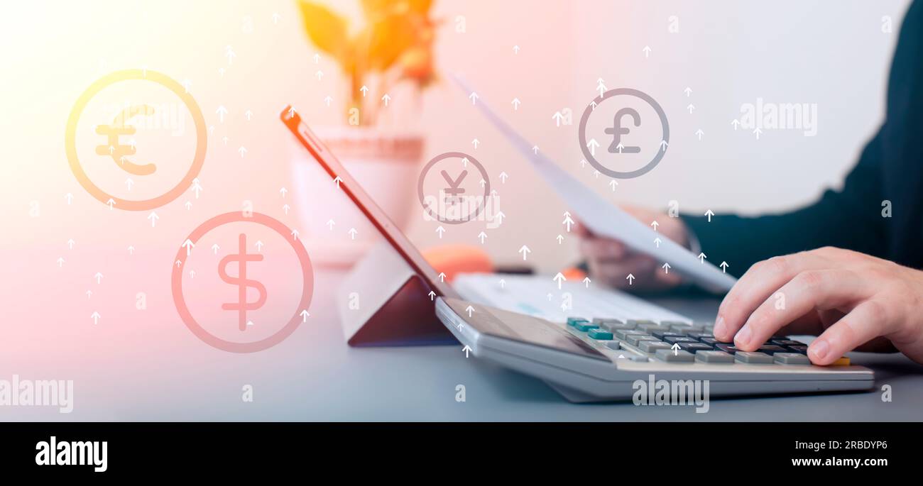 L'auditeur examine le graphique de profit de ventes .marketing plan pour définir les affaires Banque D'Images