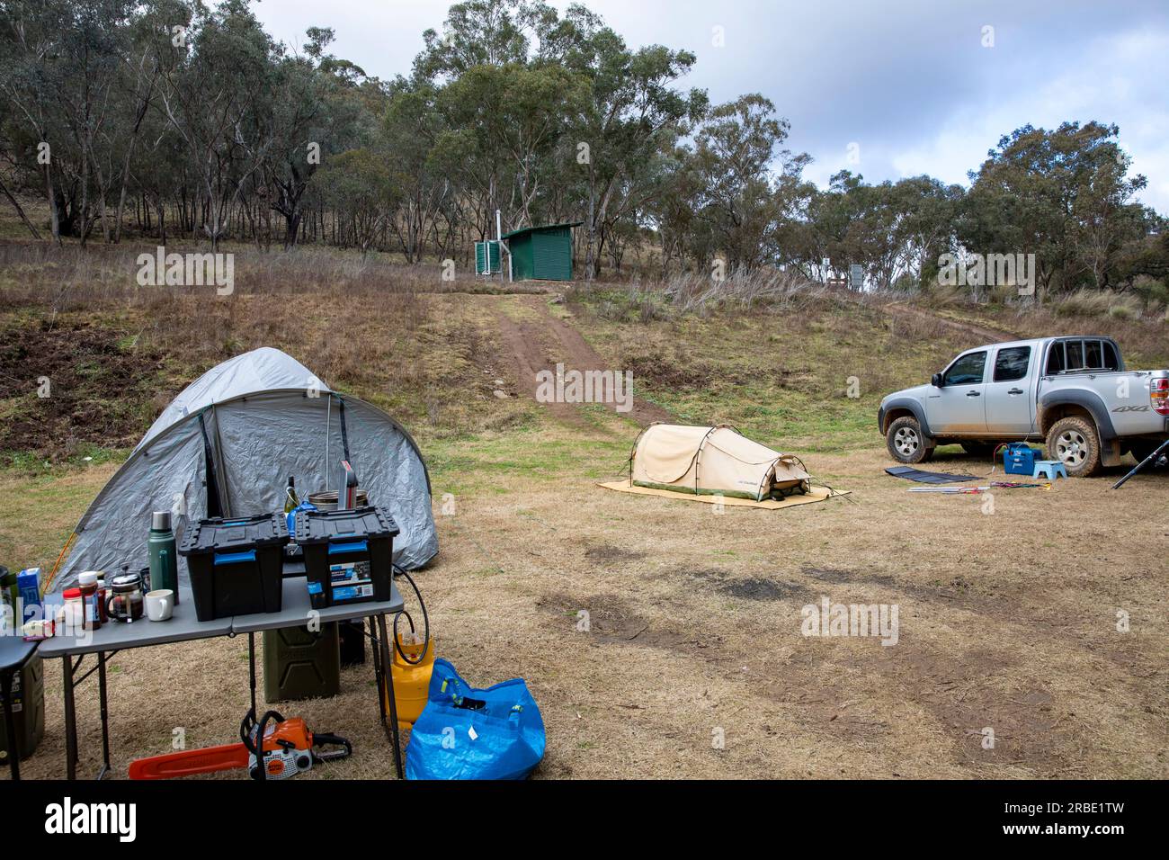 Tentes de camping australiennes et cuisine de camping à Randwick Hole Reserve sur la piste de Bridle entre Hill End et Bathurst, Nouvelle-Galles du Sud, Australie Banque D'Images