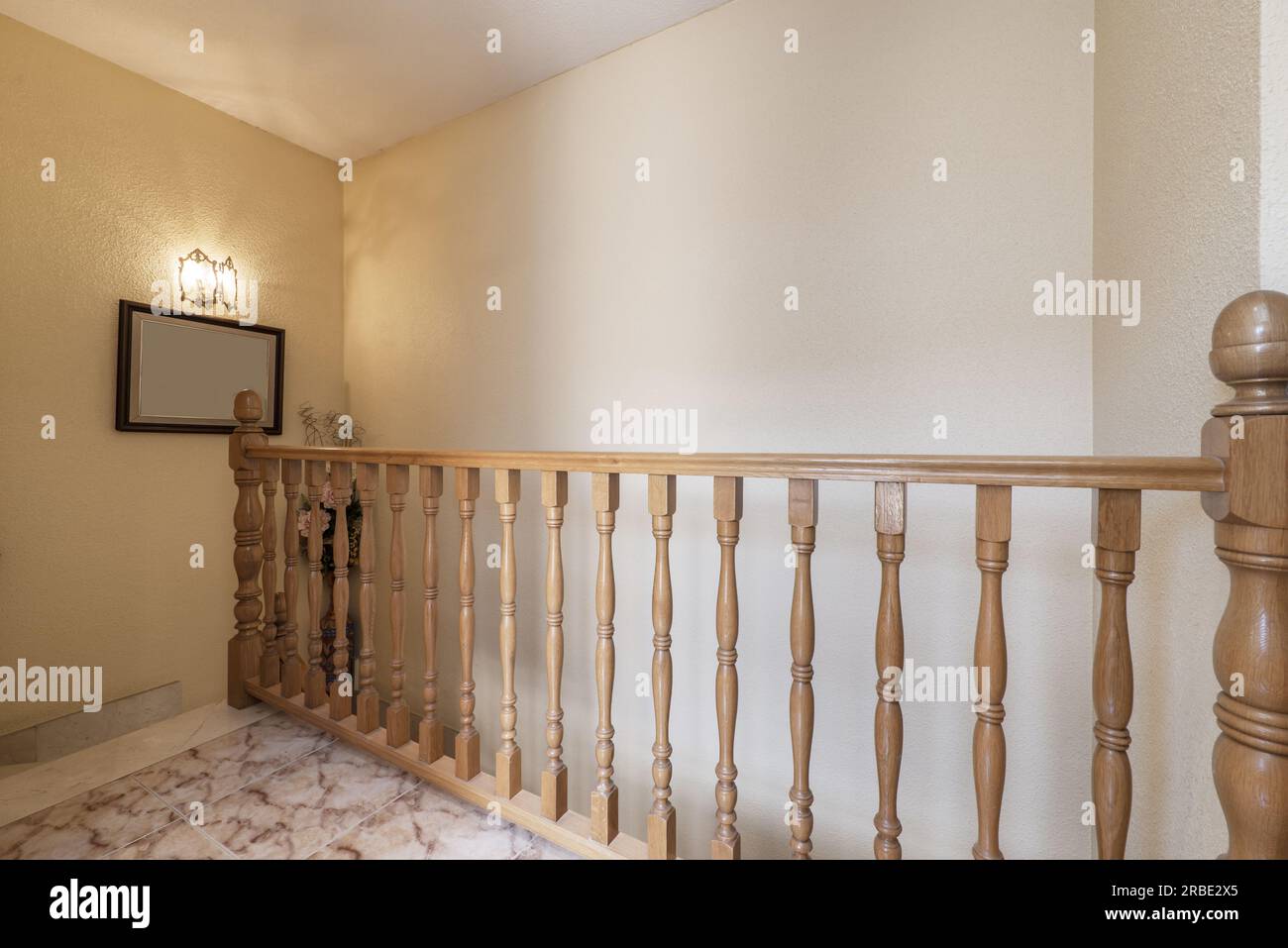 Balustrade en bois dans une maison en duplex avec escaliers en marbre et sols en grès Banque D'Images