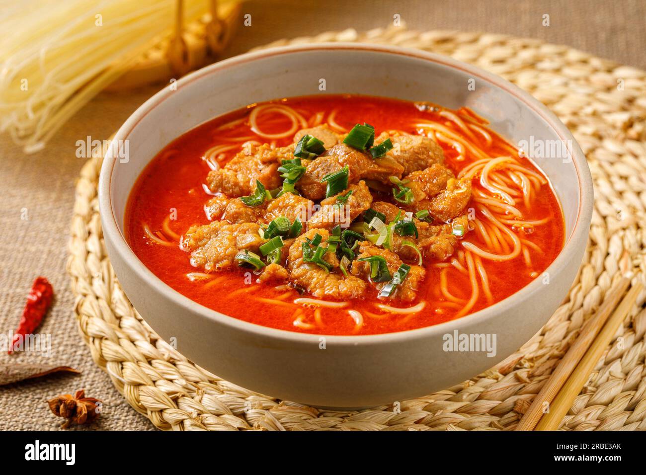Soupe chinoise aux nouilles de riz avec côtes de porc - cuisine asiatique Banque D'Images