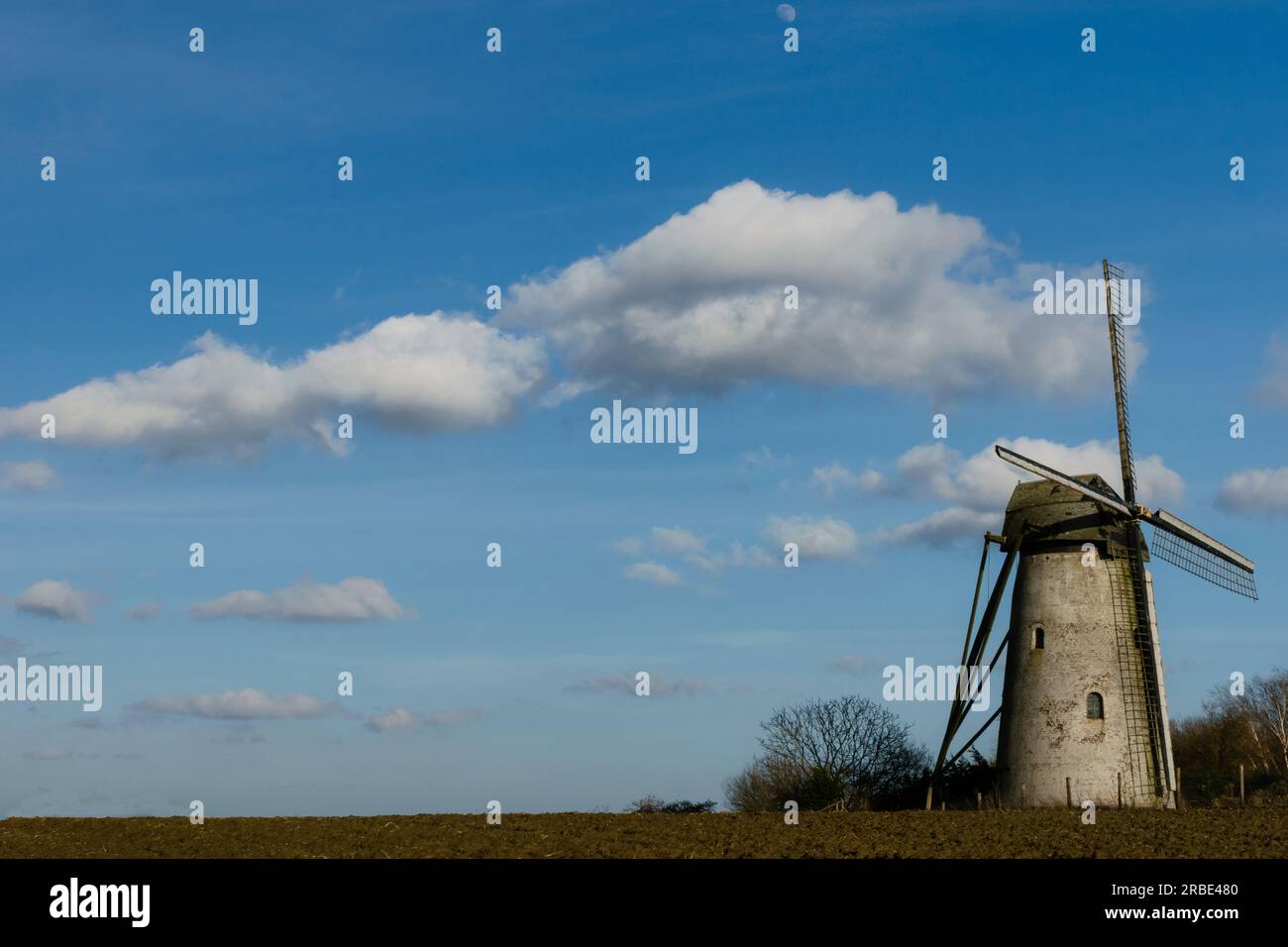 Vieux moulin à vent néerlandais avec espace vide Banque D'Images
