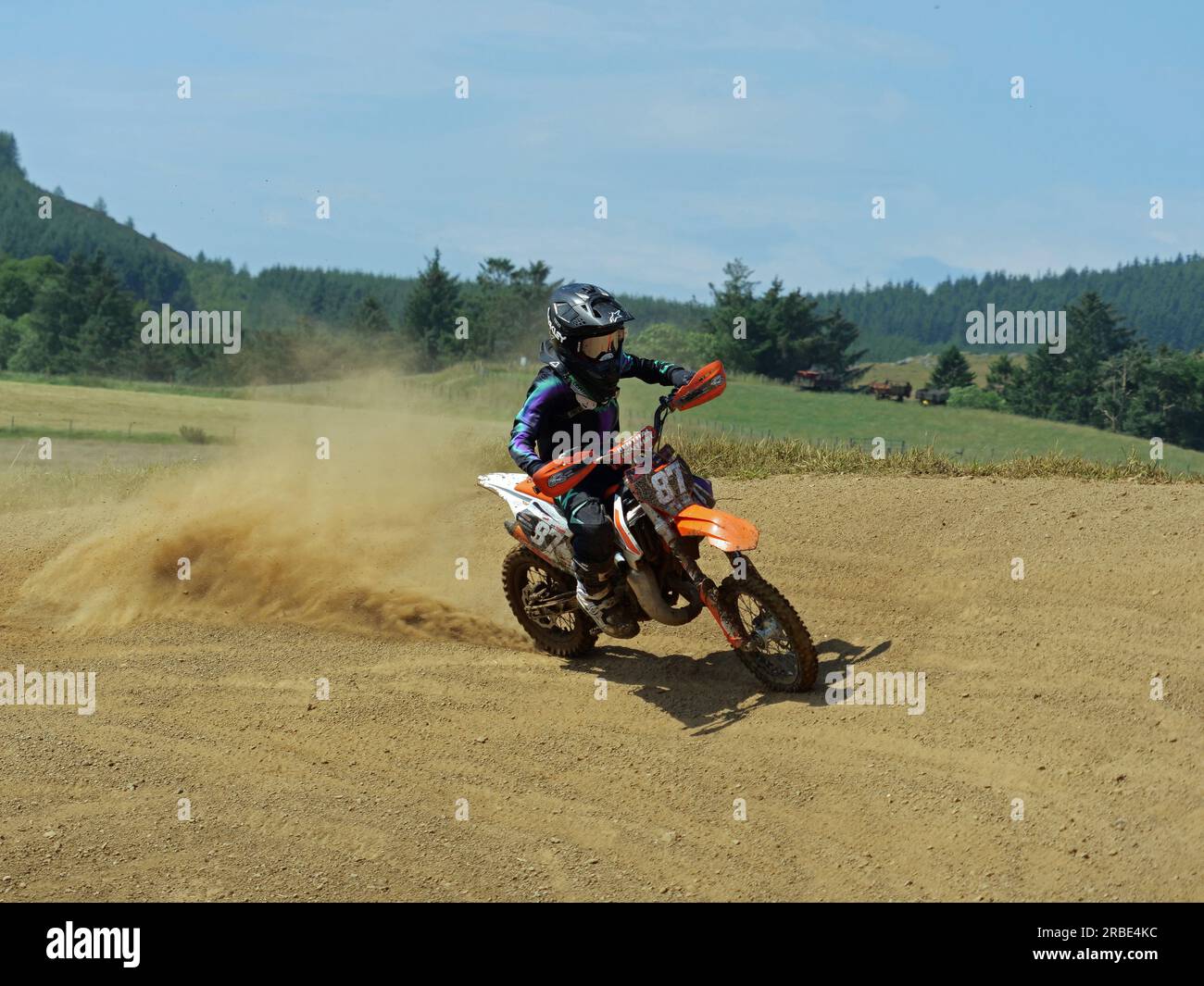 Rhynie Motocross Track, Aberdeenshire, le 8 juillet 2023, les coureurs prennent part au Championnat des clubs ADMC 2023 dans des conditions ensoleillées et poussiéreuses. © Malcolm G. Banque D'Images