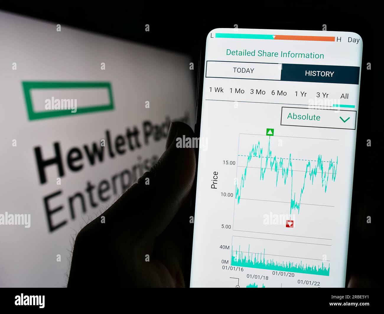 Personne tenant un téléphone portable avec le site Web de Hewlett Packard Enterprise Company (HPE) sur l'écran devant le logo. Concentrez-vous sur le centre de l'écran du téléphone. Banque D'Images
