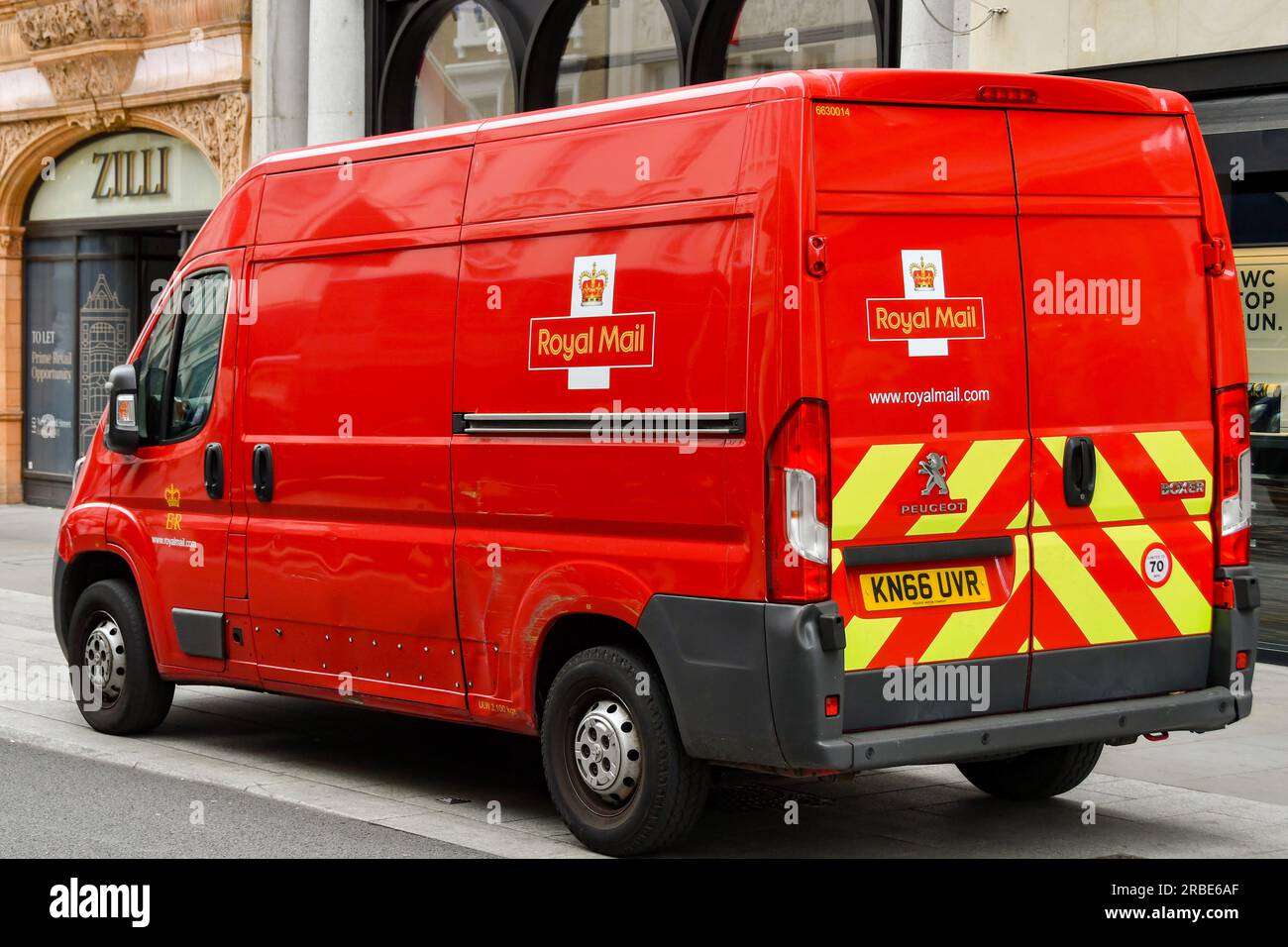Londres, Angleterre, Royaume-Uni - 27 juin 2023 : fourgon de livraison Royal Mail garé dans une rue du centre de Londres. Banque D'Images