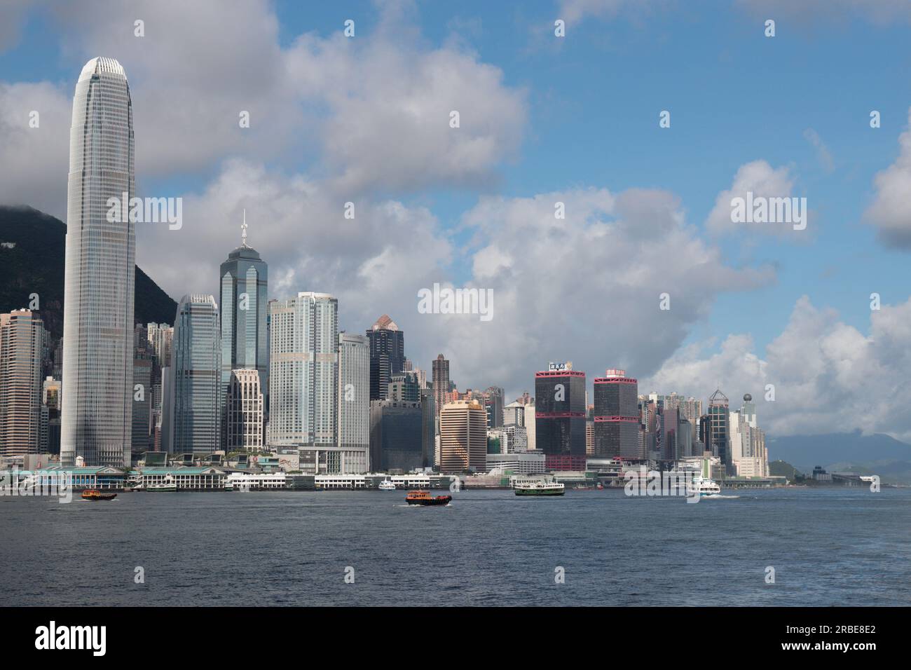 Vue du front de mer central avec IFC (International Finance Centre) à gauche, depuis 'Avenue of the Stars', Tsim Sha Tsui, Kowloon, Hong Kong, Chine Banque D'Images