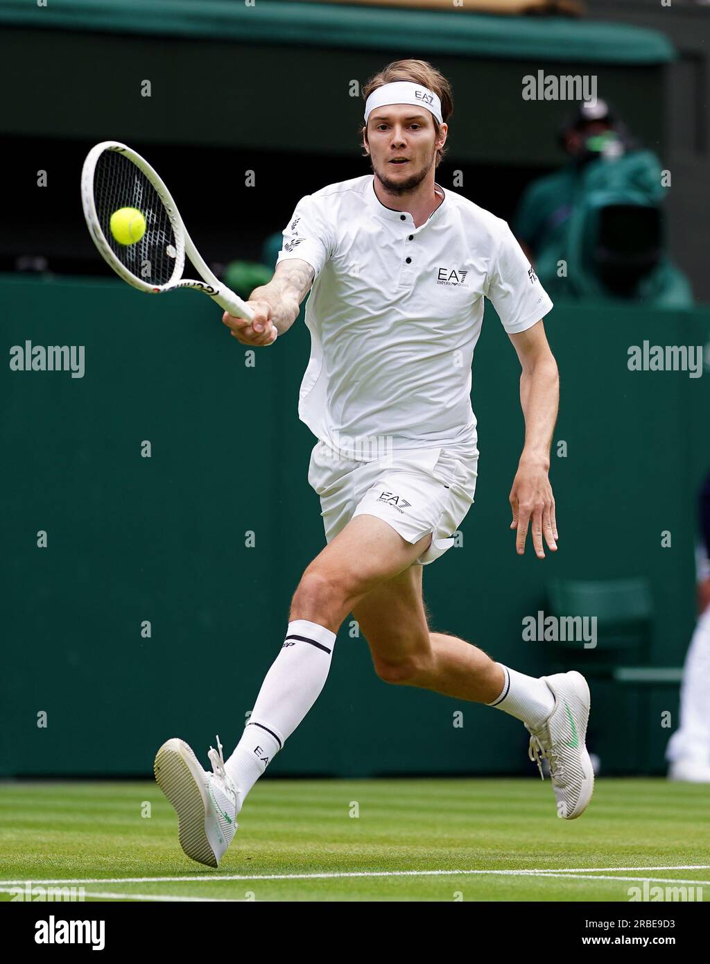 Alexander Bublik en action contre Andrey Rublev (non représenté) lors du septième jour des Championnats de Wimbledon 2023 au All England Lawn tennis and Croquet Club à Wimbledon. Date de la photo : dimanche 9 juillet 2023. Banque D'Images