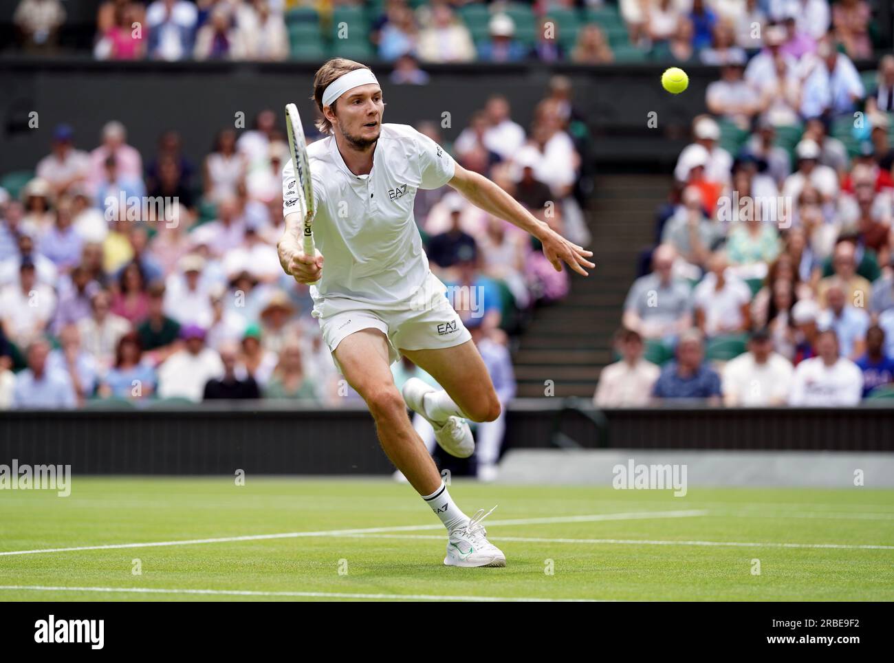 Alexander Bublik en action contre Andrey Rublev (non représenté) lors du septième jour des Championnats de Wimbledon 2023 au All England Lawn tennis and Croquet Club à Wimbledon. Date de la photo : dimanche 9 juillet 2023. Banque D'Images