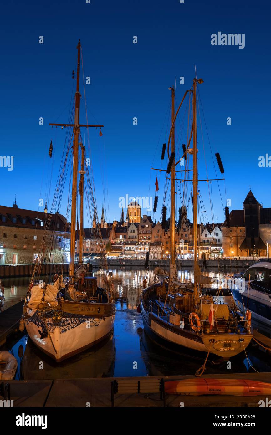 Ville de Gdańsk la nuit en Pologne, voiliers dans la marina fluviale avec vue sur la vieille ville. Banque D'Images