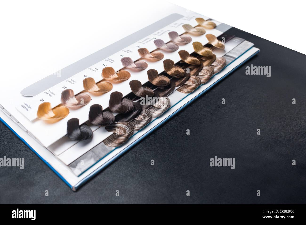 Divers échantillons palette de couleurs colorant colorant teinte d'ombre de cheveux. Banque D'Images