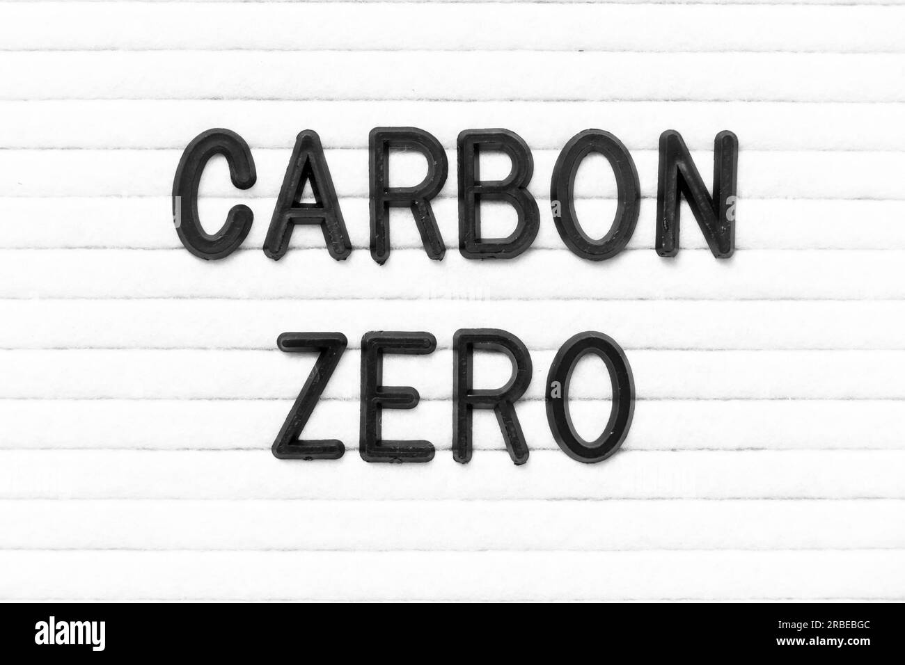 Lettre de couleur noire dans le mot Carbon ZERO sur fond de panneau de feutre blanc Banque D'Images Lettre de couleur noire dans le mot Carbon ZERO sur fond de panneau de feutre blanc Banque D'Images