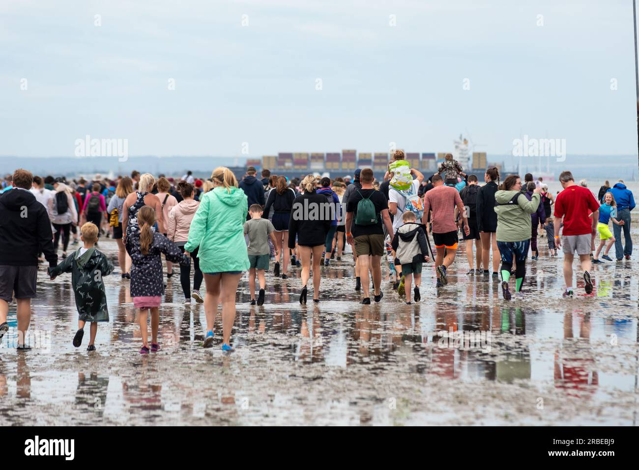 Thorpe Bay, Essex, Royaume-Uni. 9 juillet 2023. Une section du port de Mulberry du jour J de la Seconde Guerre mondiale a été échouée dans l'estuaire de la Tamise à plus d'un mile au large de la côte de Thorpe Bay près de Southend on Sea à la suite de difficultés lorsqu'il a été remorqué en 1944 et s'y trouve depuis. L'immense caisson de Phoenix est accessible à pied brièvement à marée basse, bien que beaucoup aient dû être secourus par la RNLI à mesure que les eaux de mer montent. Cette course de charité amusante d'environ 1800 participants au port et retour a été soigneusement chronométrée et surveillée pour assurer la sécurité des coureurs, les recettes allant à la RNLI Banque D'Images