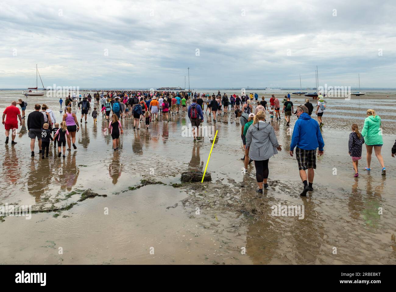 Thorpe Bay, Essex, Royaume-Uni. 9 juillet 2023. Une section du port de Mulberry du jour J de la Seconde Guerre mondiale a été échouée dans l'estuaire de la Tamise à plus d'un mile au large de la côte de Thorpe Bay près de Southend on Sea à la suite de difficultés lorsqu'il a été remorqué en 1944 et s'y trouve depuis. L'immense caisson de Phoenix est accessible à pied brièvement à marée basse, bien que beaucoup aient dû être secourus par la RNLI à mesure que les eaux de mer montent. Cette course de charité amusante d'environ 1800 participants au port et retour a été soigneusement chronométrée et surveillée pour assurer la sécurité des coureurs, les recettes allant à la RNLI Banque D'Images