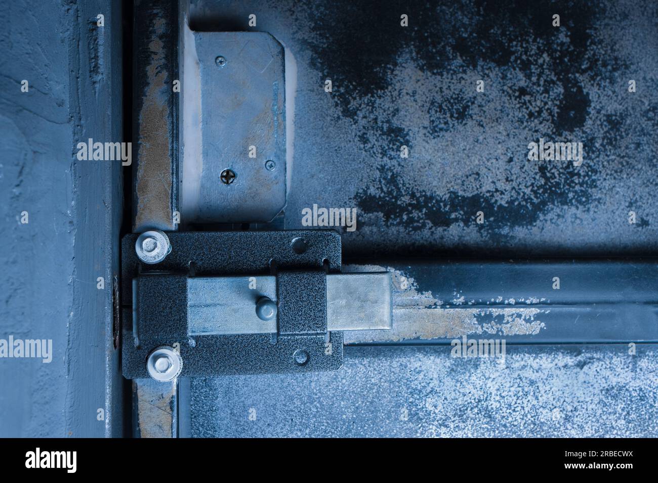 Serrure de porte fer sécurité entrée sécurité métal protection acier coffre-fort bleu. Banque D'Images