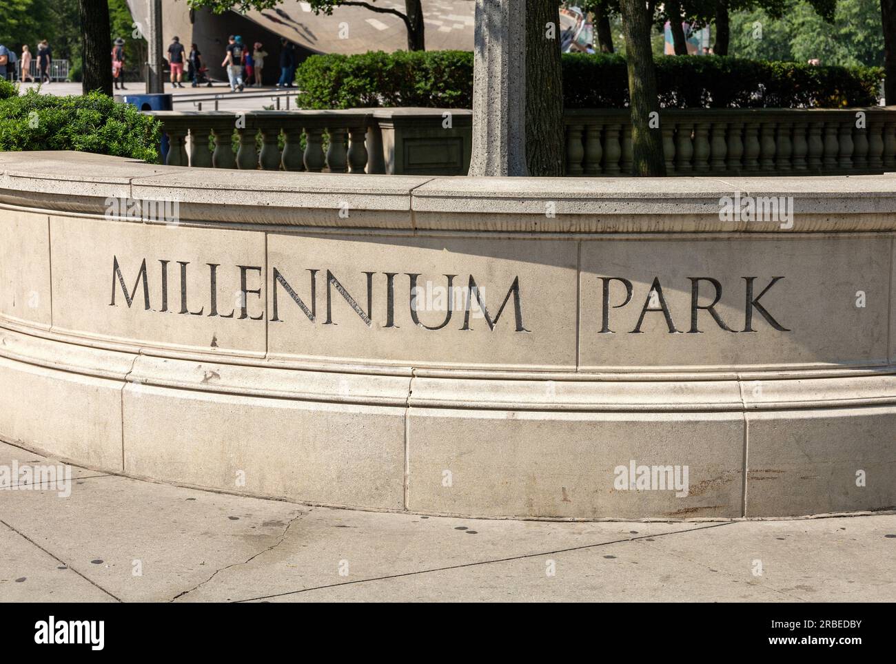 Millennium Park Sign Chicago USA Cloud Gate (Chicago Bean), avec des touristes en arrière-plan Banque D'Images