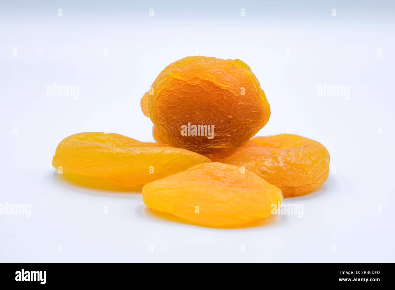 Abricot sec fruit isolé sur fond blanc Banque D'Images