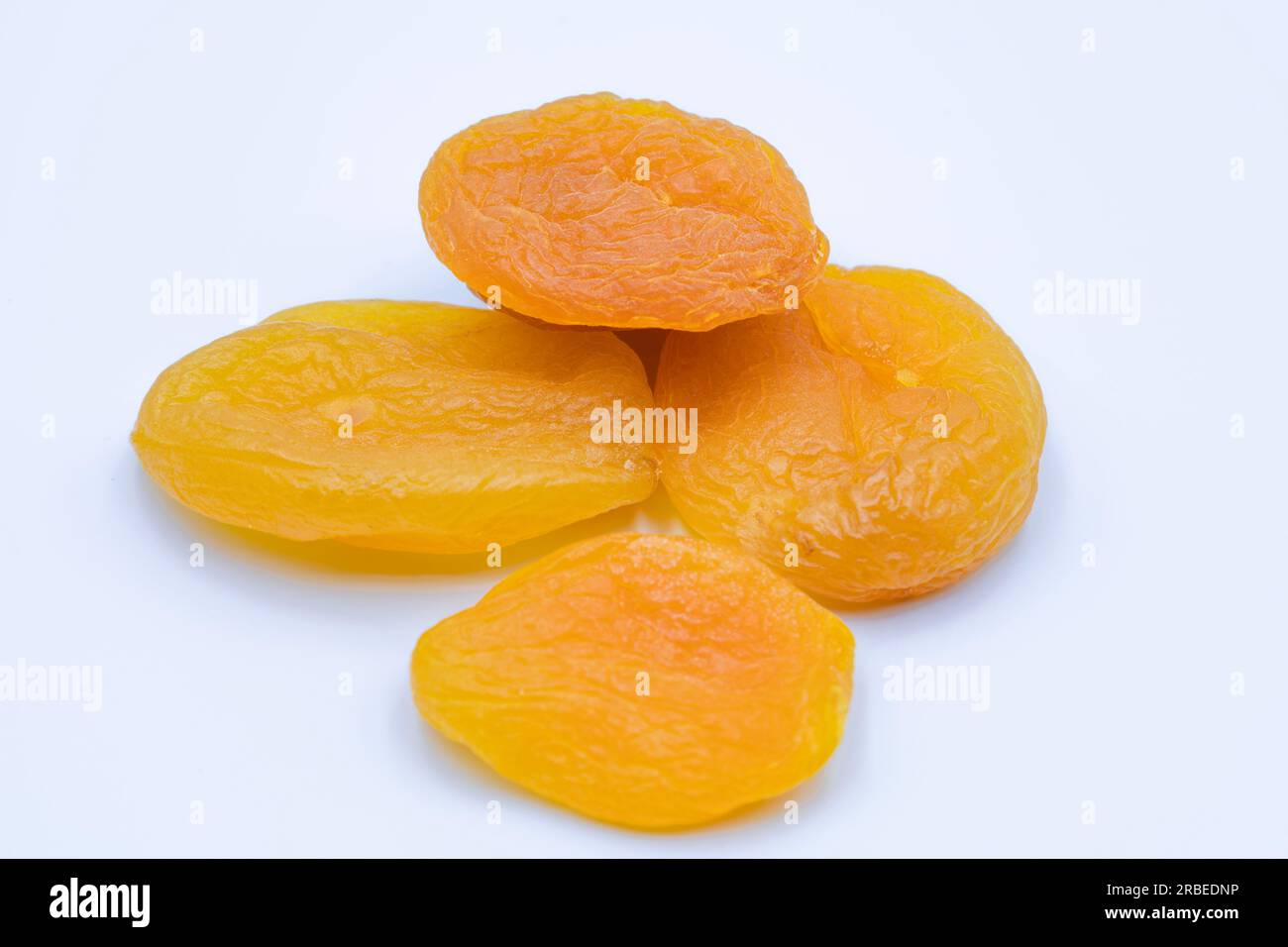 Abricots secs gros plan sur un fond blanc Banque D'Images
