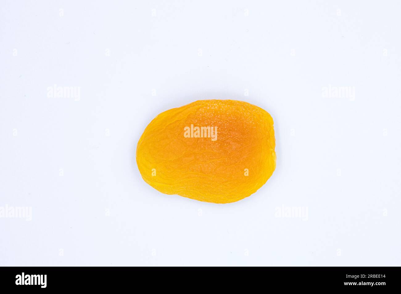 Abricot sec close-up isolé sur fond blanc Banque D'Images