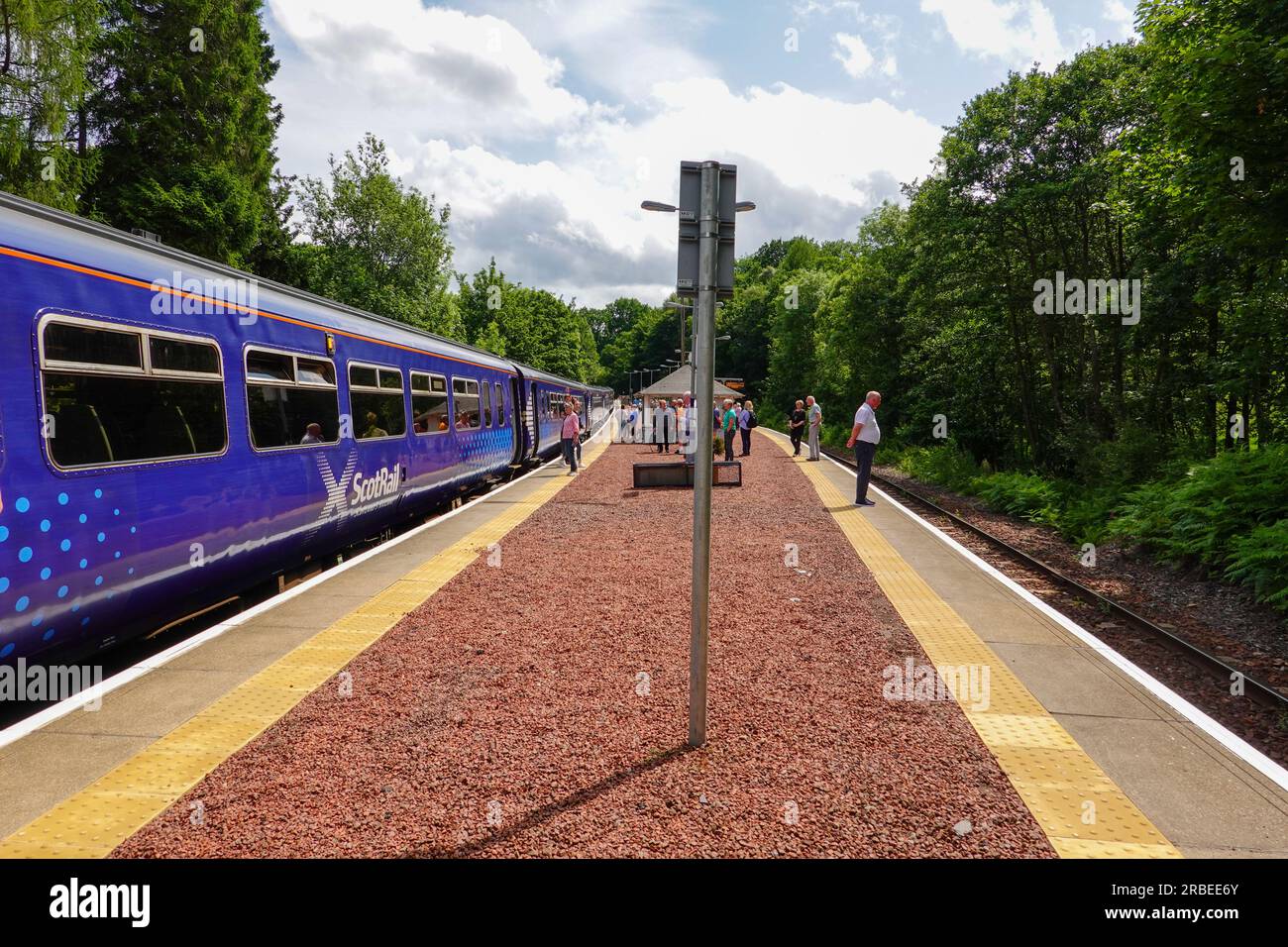 Le train ScotRail, voyageant de la gare de Glasgow Queen Street à Oban, s'est arrêté sur la voie ferrée, attendant le passage du train, juste au sud de Crianlarich, en Écosse. Banque D'Images