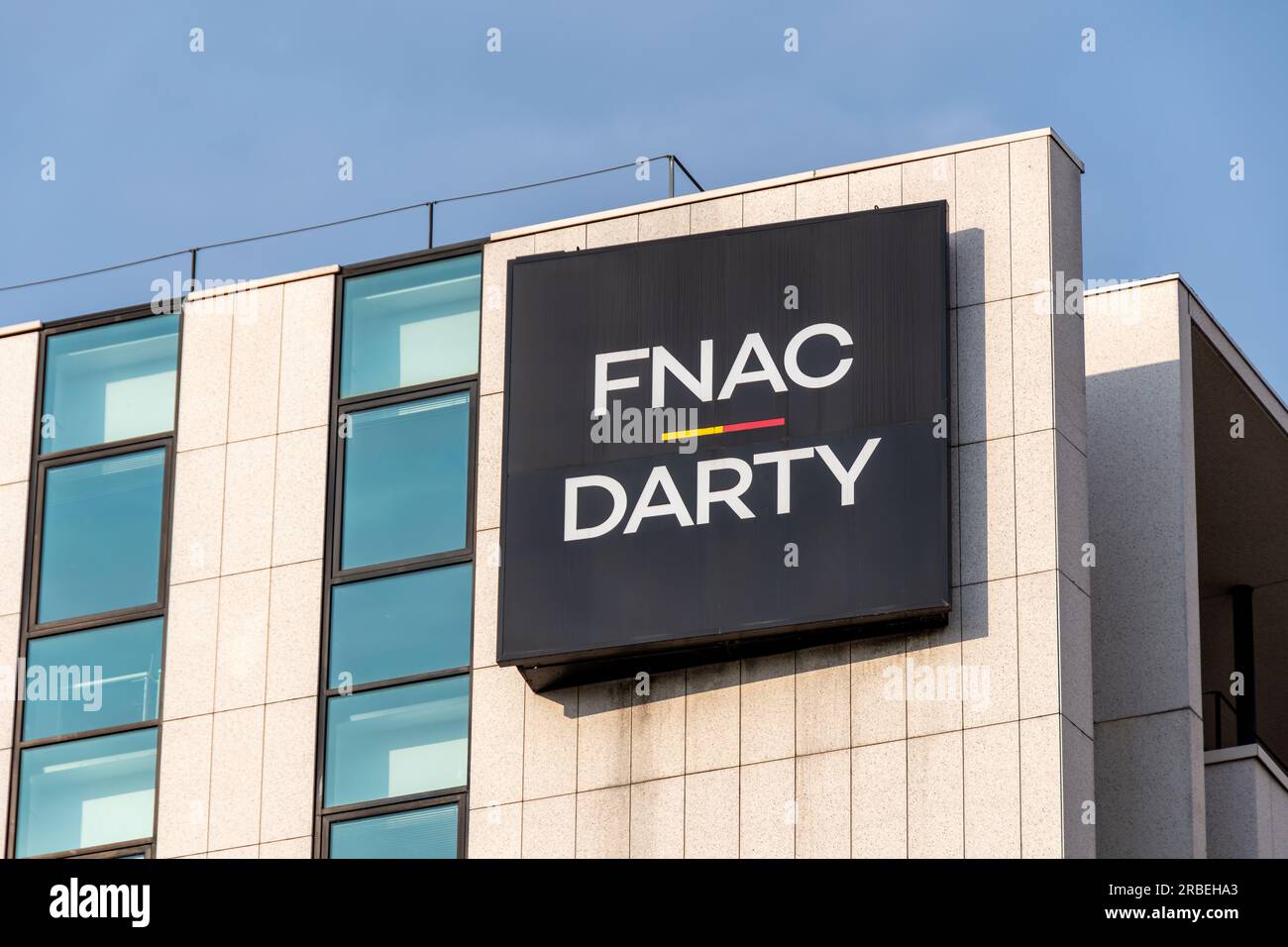 Enseigne et logo sur le siège social de la Fnac-Darty, une société française spécialisée dans la vente au détail de biens électroniques, d’appareils électroménagers et de produits culturels Banque D'Images