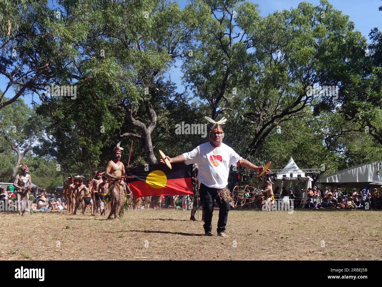 Leader indigène offrant voix, traité, vérité, au Laura Quinkan Indigenous Dance Festival, Cape York Peninsula, Queensland, Australie. Pas de MR ou PR Banque D'Images