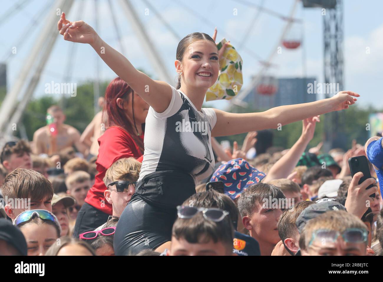 Glasgow, Royaume-Uni. 09 juillet 2023. Les fans de musique apprécient le temps ensoleillé au festival de musique TRNSMT, Glasgow Green, Glasgow, Royaume-Uni. Ce festival annuel a attiré une participation complète de 50 000 000 fans le dernier jour. Crédit : Findlay/Alamy Live News Banque D'Images