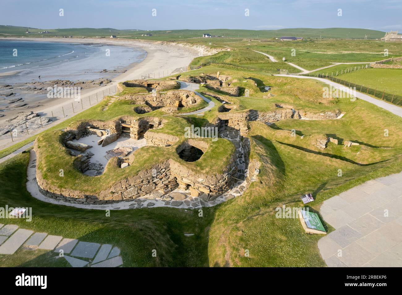 Village préhistorique de Skara Brae dans les Orcades, surplombant la baie de Skaill, Écosse, Royaume-Uni. Banque D'Images