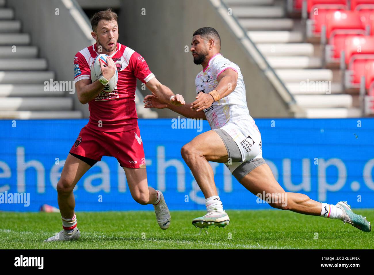 Nene Macdonald #4 de Leeds Rhinos forces Ryan Brierley #1 de Salford Red Devils sur sa propre ligne d'essai lors du match de la Betfred Super League Round 18 Salford Red Devils vs Leeds Rhinos au stade AJ Bell, Eccles, Royaume-Uni, le 9 juillet 2023 (photo Steve Flynn/News Images) Banque D'Images