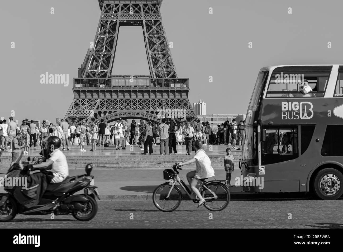 Paris, France - 25 juin 2023 : vue sur la place bondée du Trocadéro, avec bus, vélo et moto passant devant la Tour Eiffel à Paris Banque D'Images