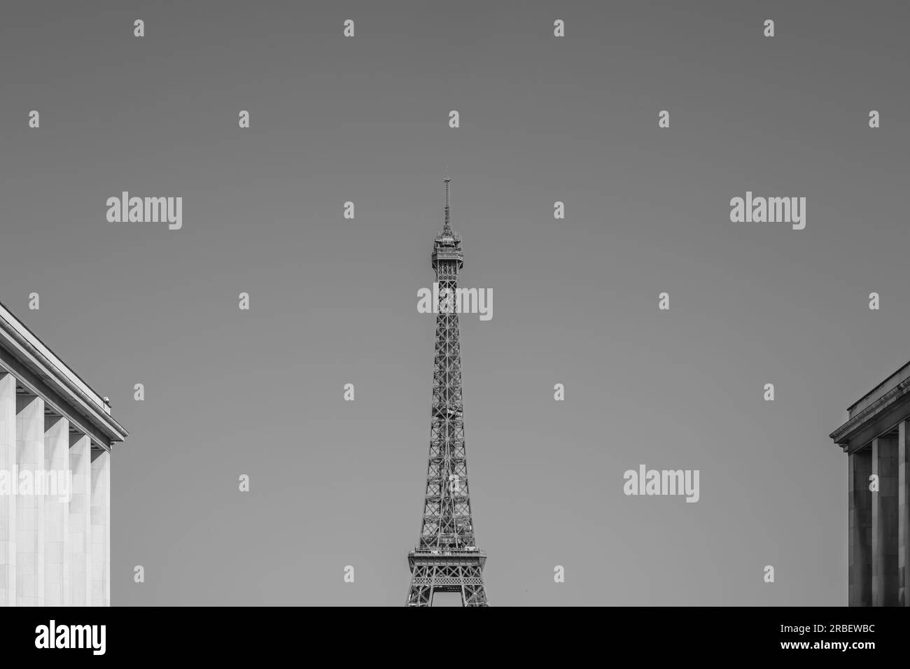 Paris, France - 25 juin 2023 : vue du Trocadéro et de la Tour Eiffel à Paris France en noir et blanc Banque D'Images