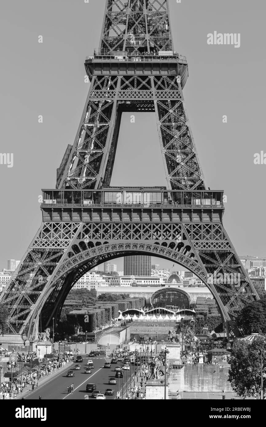 Paris, France - 25 juin 2023 : vue panoramique sur la superbe Tour Eiffel de Paris France Banque D'Images