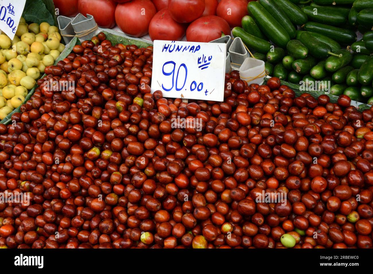 Une exposition de fruits jujube, également connue sous le nom de date rouge ou date chinoise, sur un marché turc de fruits et légumes en plein air à Istanbul, Turquie / Turkiye. Banque D'Images