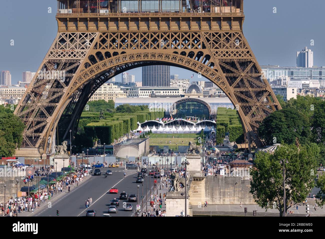 Paris, France - 25 juin 2023 : vue rapprochée de la spectaculaire Tour Eiffel de Paris France Banque D'Images