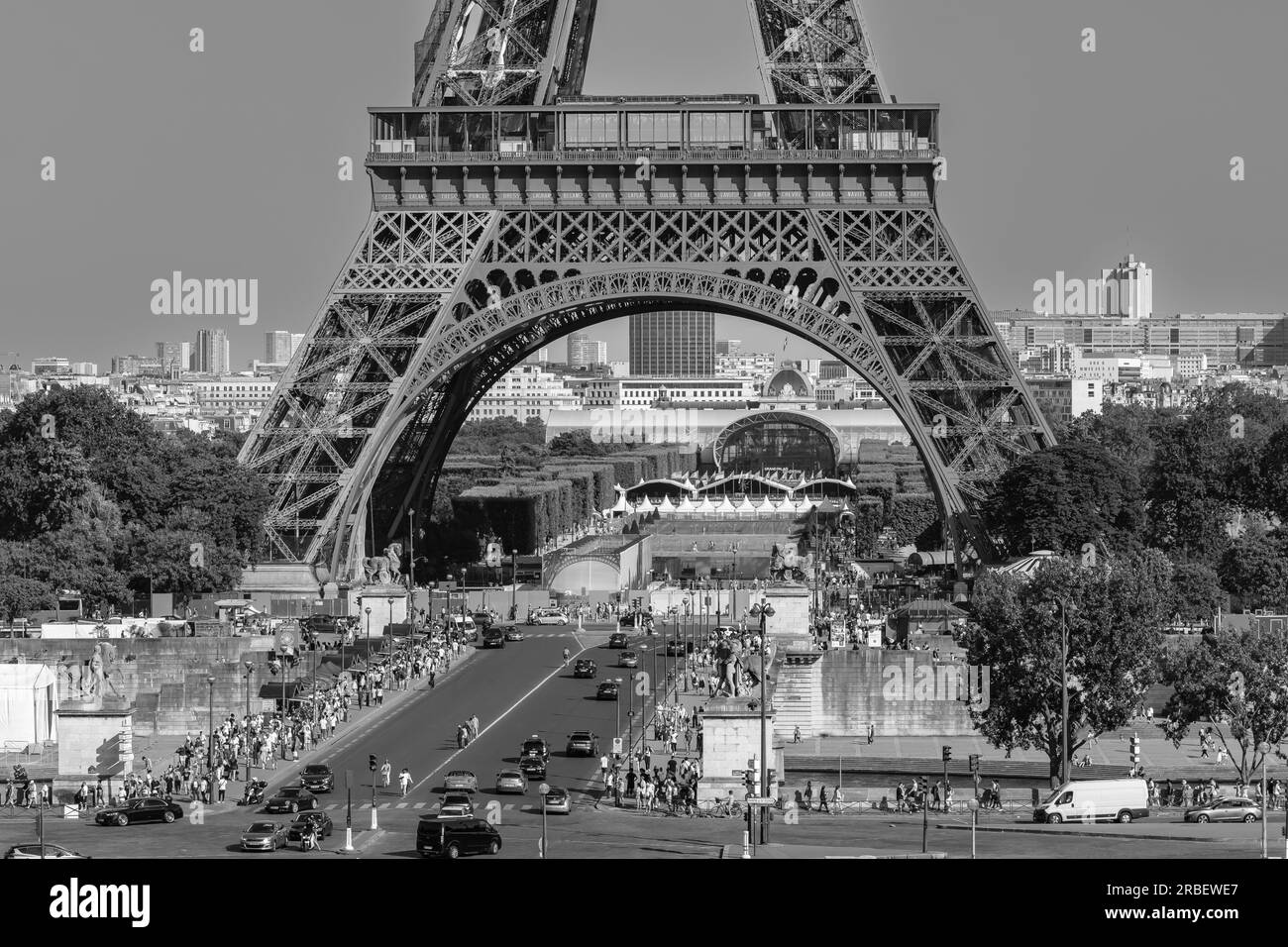 Paris, France - 25 juin 2023 : vue rapprochée de la spectaculaire Tour Eiffel de Paris France en noir et blanc Banque D'Images