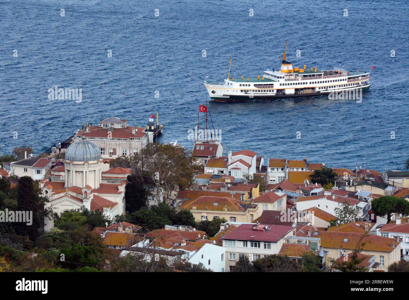 Le ferry d'Istanbul arrivant à l'île de Burgazada, dans la chaîne des îles des Princes (Adalar), dans la mer de Marmara, Turquie, Turkiye. Banque D'Images