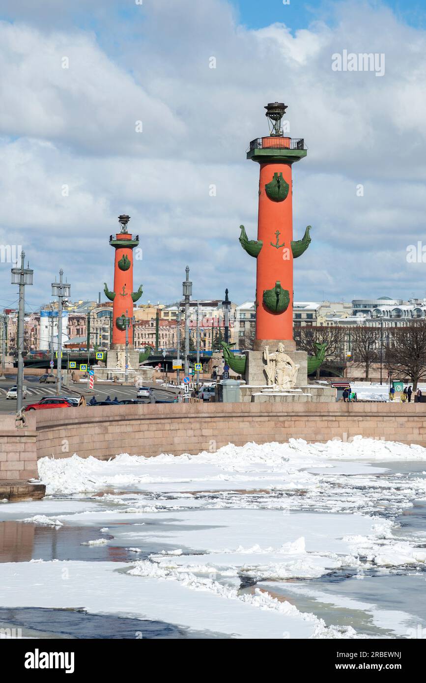 SAINT-PÉTERSBOURG, RUSSIE - 02 AVRIL 2023 : jour de printemps sur la flèche de l'île Vassilievski. St. Petersburg, Banque D'Images