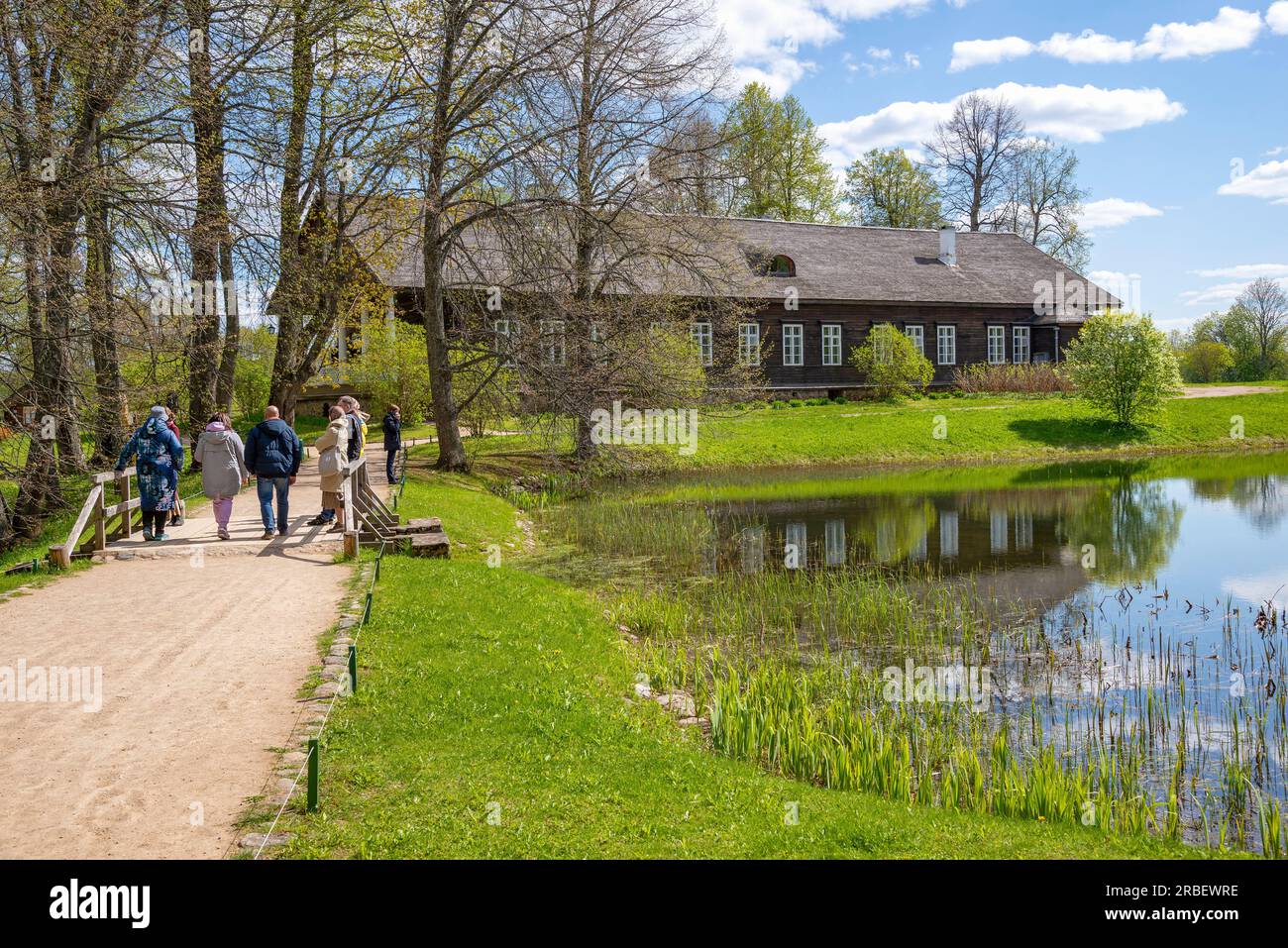 TRIGORSKOYE, RUSSIE - 07 MAI 2023 : un groupe de touristes à la propriété des propriétaires Osipov-Wolf, Trigorskoye. Montagnes Pouchkine Banque D'Images