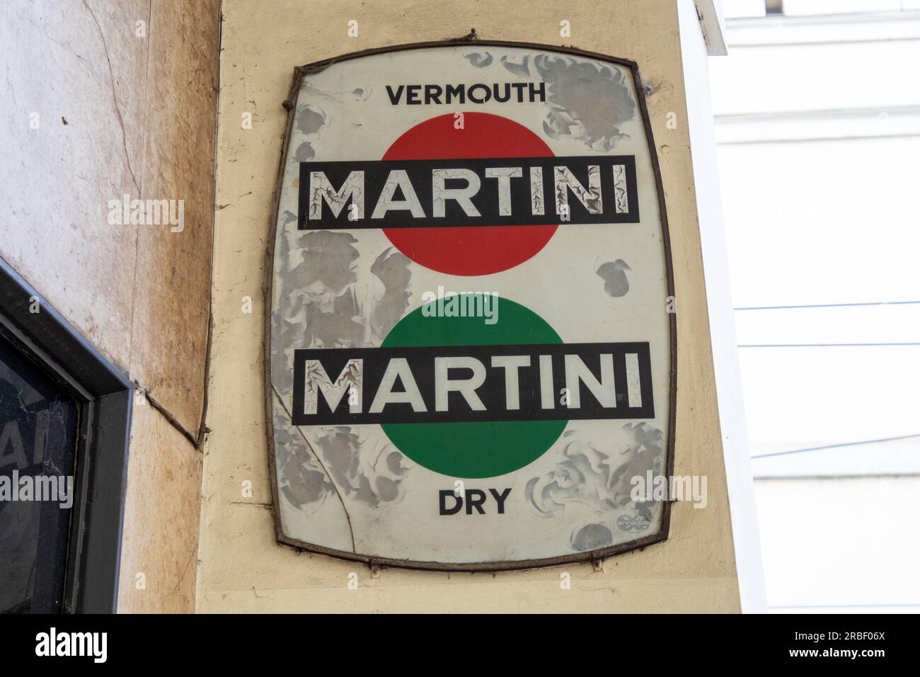 Milan , Italie - 07 05 2023 : Martini logo marque et texte de signe italien vermouth en façade murale bar restaurant entrée pub Banque D'Images