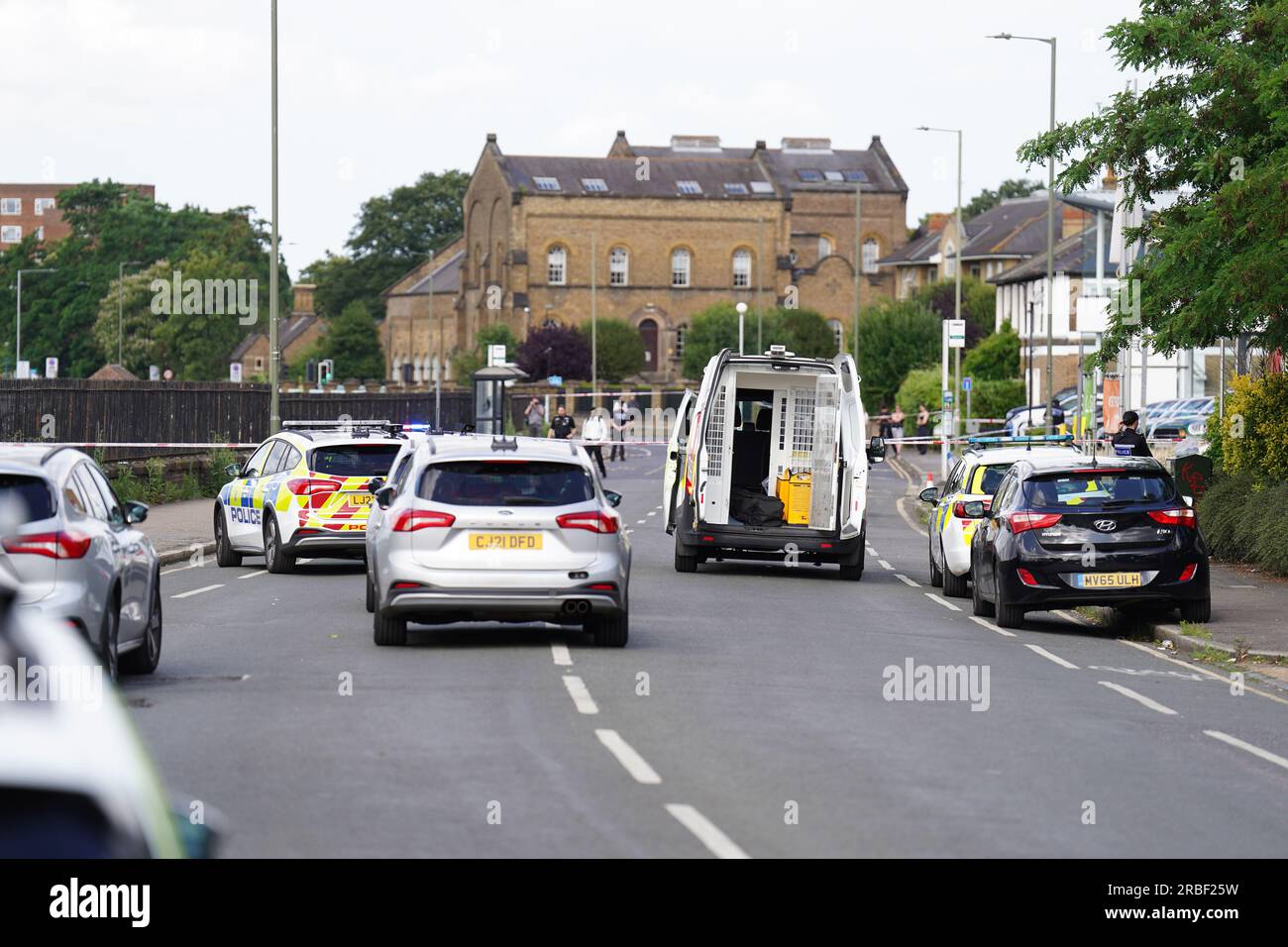 La scène sur Portsmouth Road à long Ditton, au sud-ouest de Londres, après que deux personnes ont été poignardées à Surbiton. Une personne aurait été agressée à l'hôtel Crowne Plaza de Portsmouth Road, tandis que l'autre homme aurait été agressé au garage BMW voisin. Les deux victimes ont été transportées d’urgence à l’hôpital après avoir été poignardées dimanche vers 13h45. Un homme a été arrêté pour tentative de meurtre. Date de la photo : dimanche 9 juillet 2023. Banque D'Images