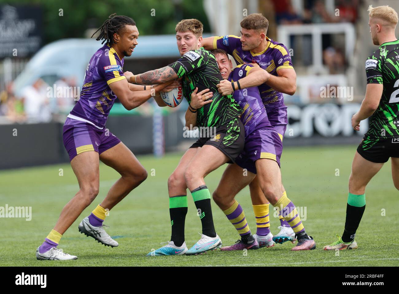 Newcastle, Royaume-Uni. 11 juin 2023. Connor Holliday de Whitehaven est attaqué par Alex Young et Evan Simons lors du match du championnat BETFRED entre Newcastle Thunder et Whitehaven RLFC à Kingston Park, Newcastle, le dimanche 9 juillet 2023. (Photo : Chris Lishman | MI News) crédit : MI News & Sport / Alamy Live News Banque D'Images