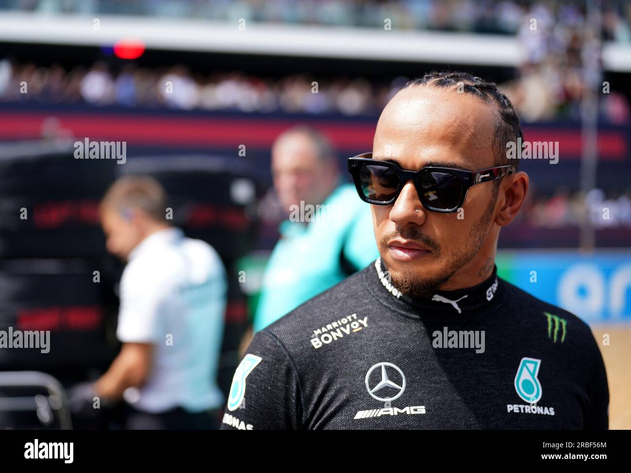 Lewis Hamilton de Mercedes devant le Grand Prix de Grande-Bretagne 2023 à Silverstone, Towcester. Date de la photo : dimanche 9 juillet 2023. Banque D'Images